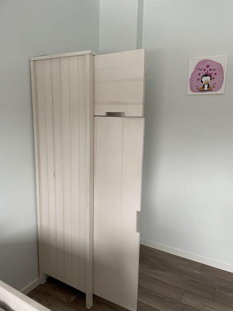 Zestaw mebli z naturalnego drewna z wysuwanym łóżkiem