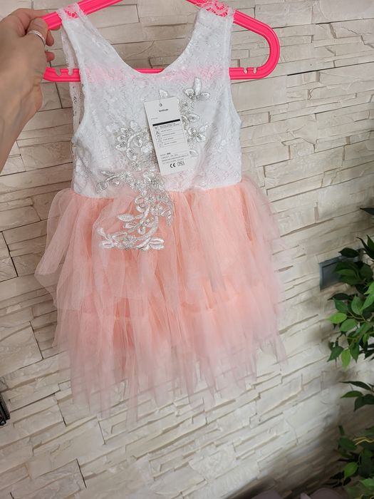 Elegancka sukienka bialo-brzoskwiniowa dla dziewczynki