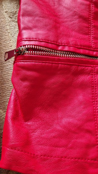 Nowa czerwona ramoneska na zamek