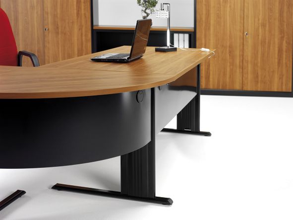 Secretaria estrutura com pes e painel com calha eletrica tampo madeira