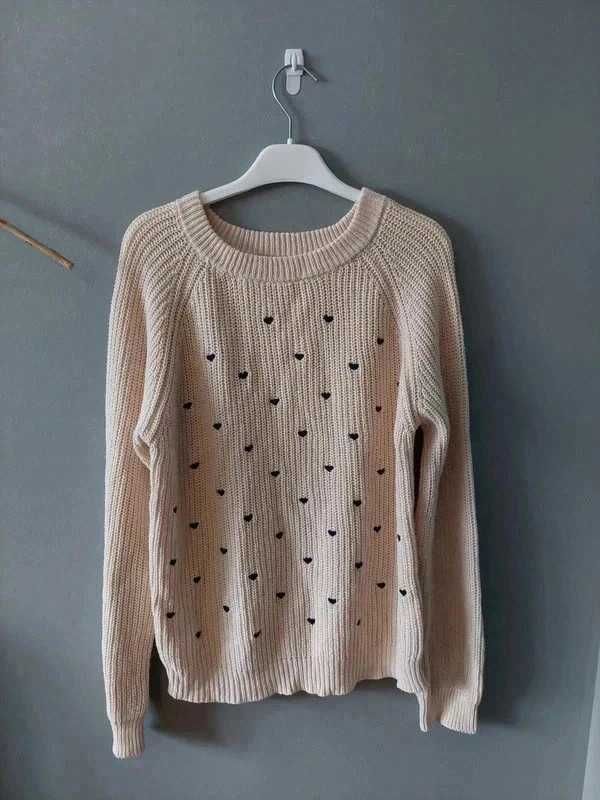 Sweter beżowy w serca sweterek