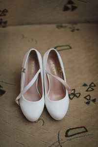Туфлі білого кольору