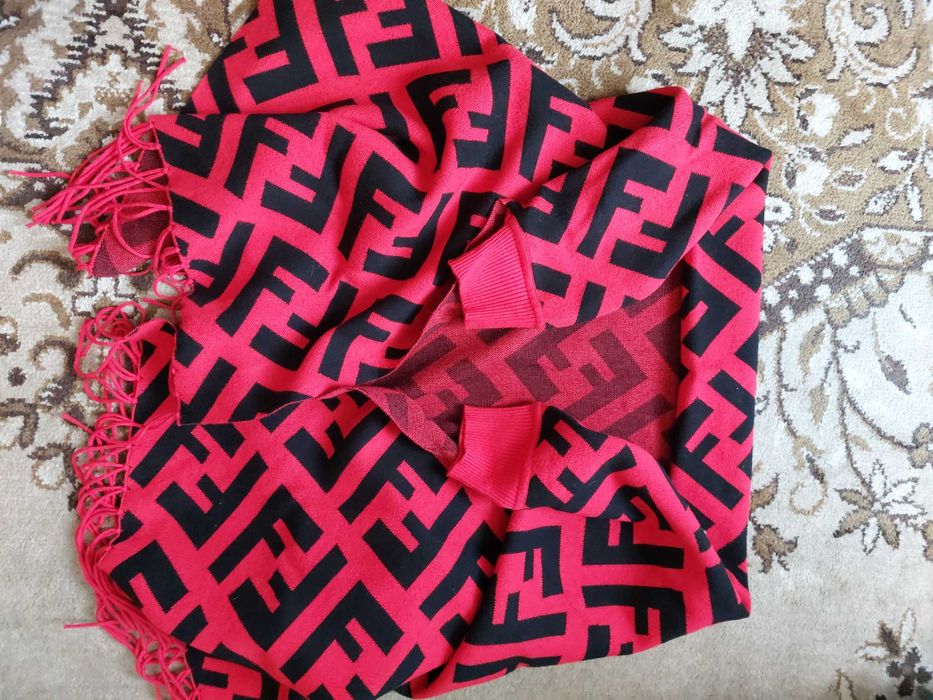 Шаль з рукавами з логотипом Фенді