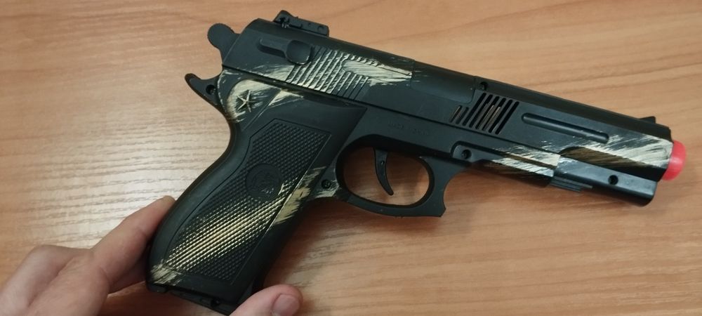 Пистолет игрушечный