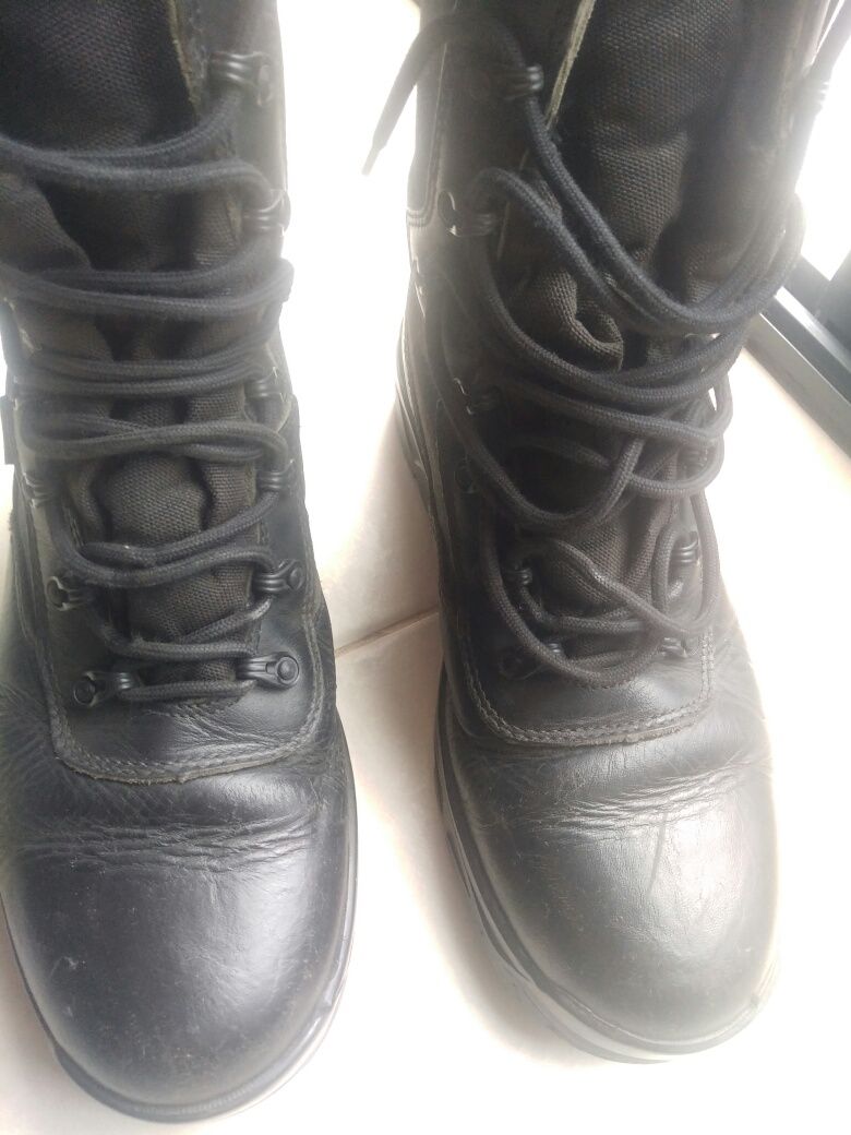 Bota preta de combate em GORETEX