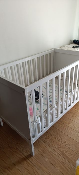 Berço IKEA + colchão com capa