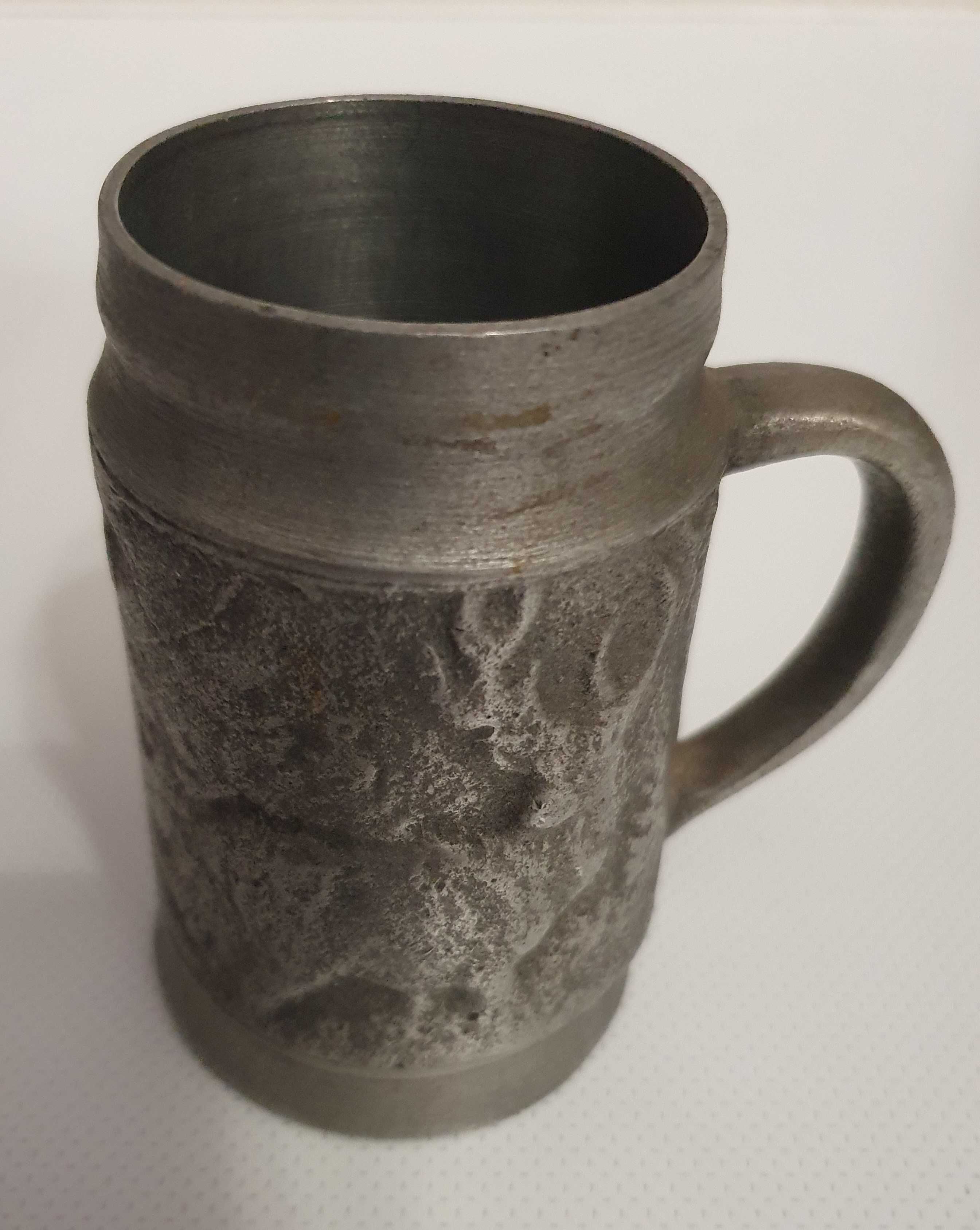 Caneca decorativa em estanho, com motivos de caça - vintage