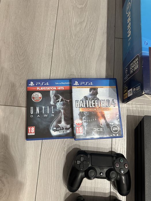 PlayStation 4 Pro 1TB+ 2 pady i 2 gry