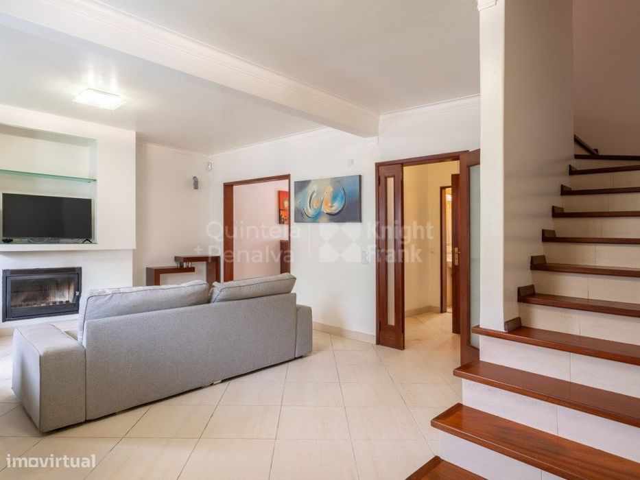 Moradia T4 com garagem e logradouro em Algueirão, Mem Martins