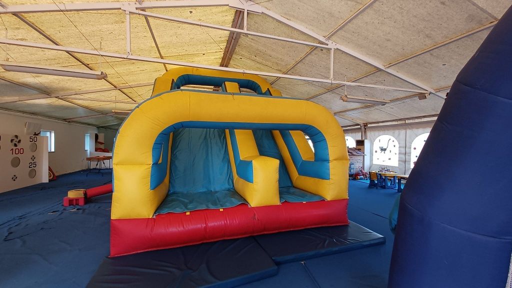 Brinquedos infláveis entre outros