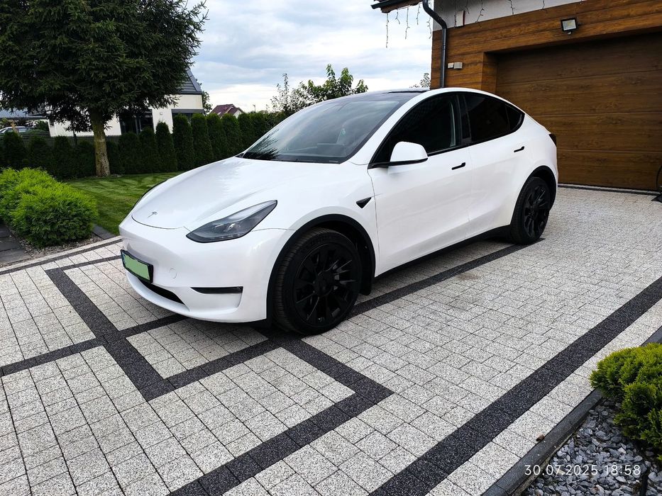 Tesla Y pierwszy właściciel salon polska bezwypadkowy hak acceleration boost