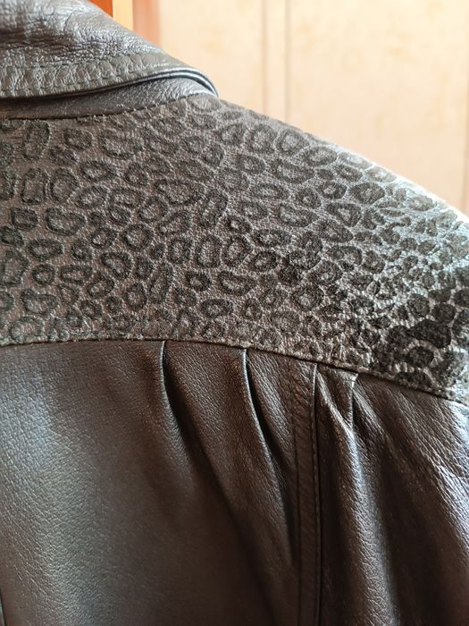 Кожаный пиджак с визерунчатыми  вставкамивставками