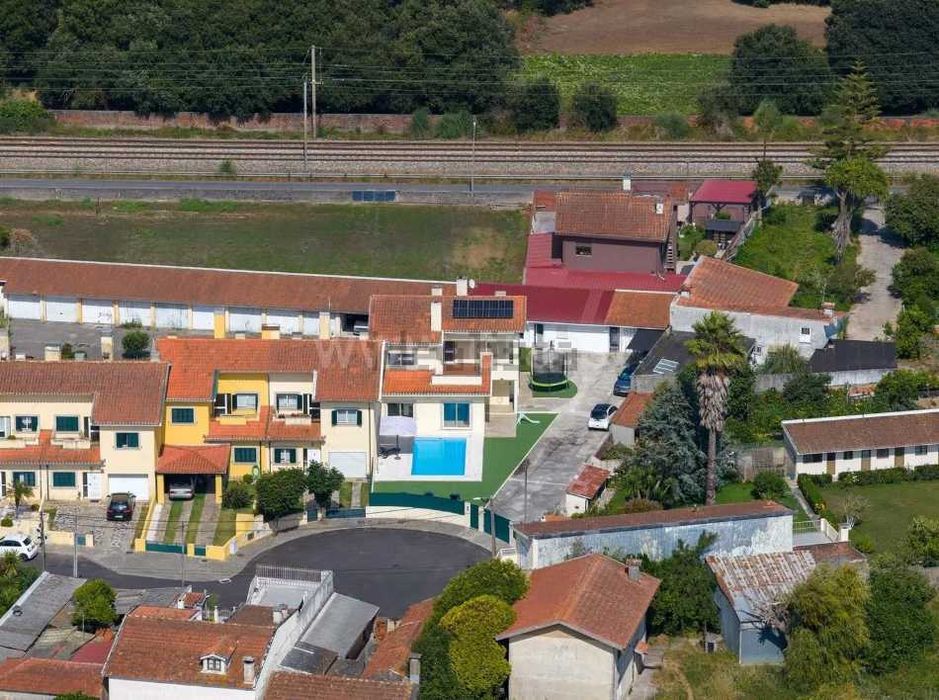 Moradia Independente (2+1 pisos) T4 com Piscina + 2ªcasa (anexos).