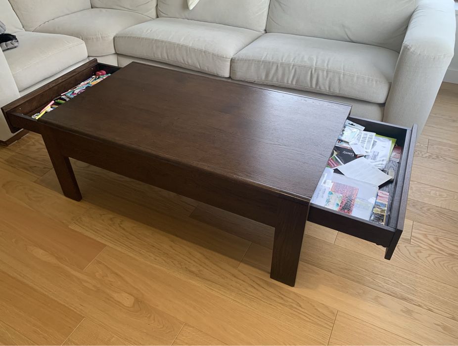 Matkowski stolik kawowy z ukrytymi szufladami