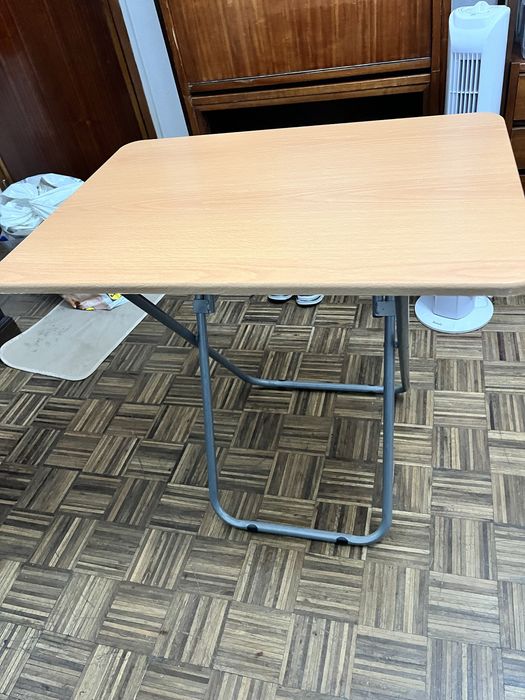 Mesa quadrada em madeira com pes de metal