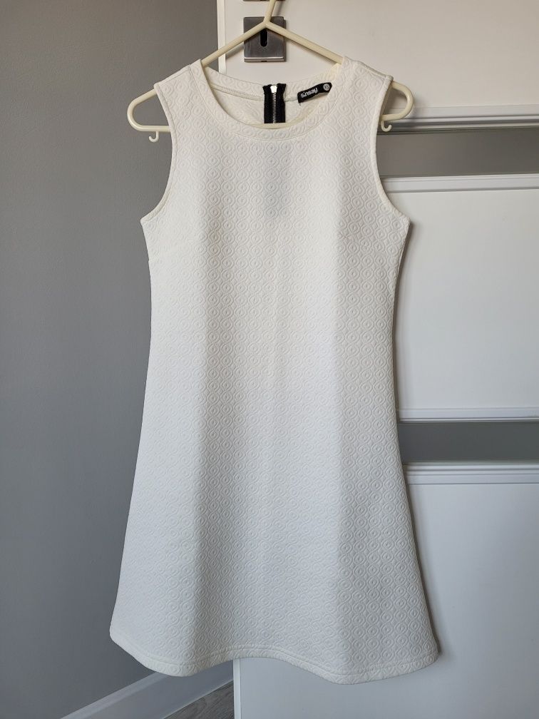 Kremowa sukienka letnia Sinsay XS 34 wytłaczane wzorki trapezowa