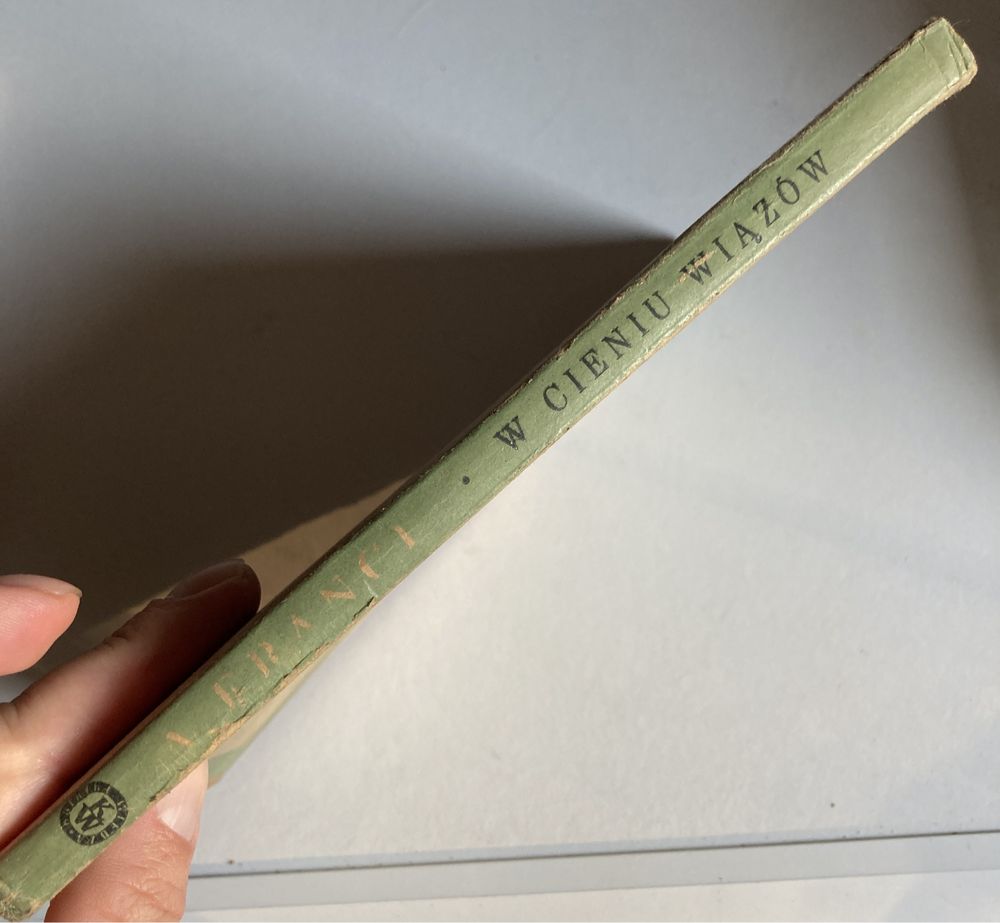 Książka pt,,W cieniu wiązów”Anatol France 1949 rok stan -3pobibliotecz