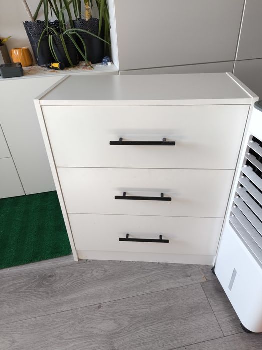Szafka Ikea biała z czarnymi uchwytami z szufladami