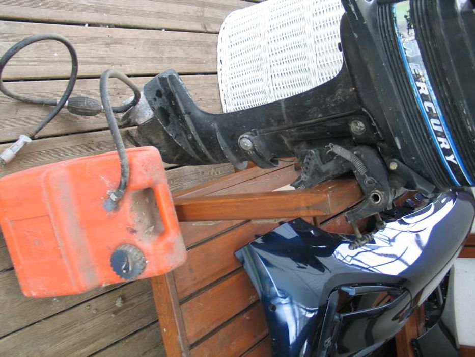 silnik zaburtowy Mercury 4 KM oraz linia paliwowa do przejrzenia