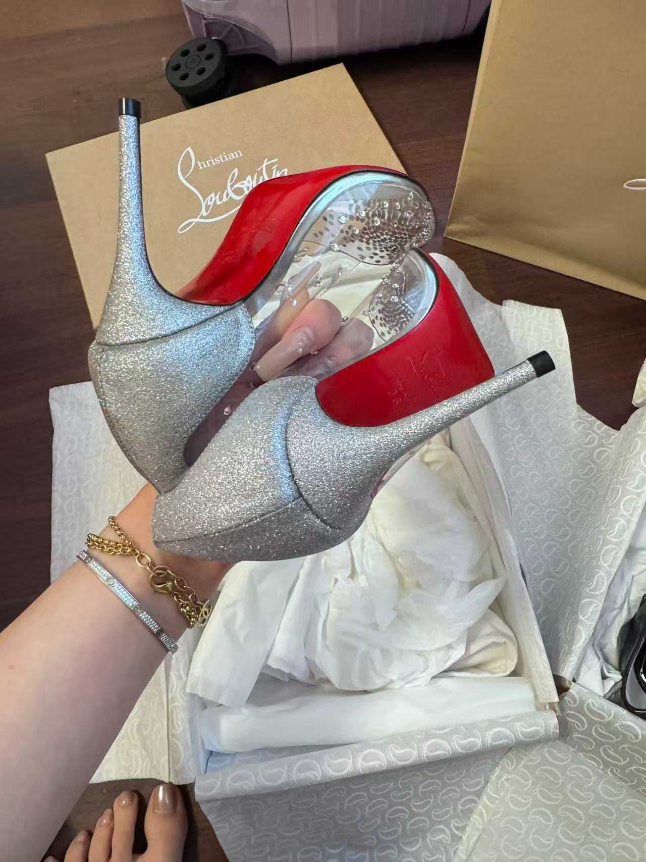 Christian Louboutin (CL), sapatos de salto alto novos em folha
