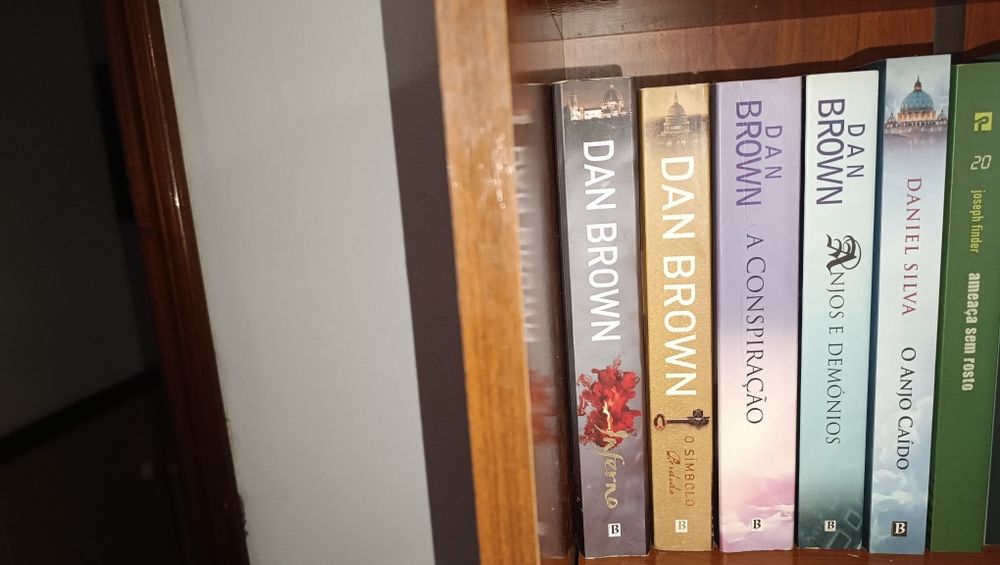 Vários livros de literatura internacional