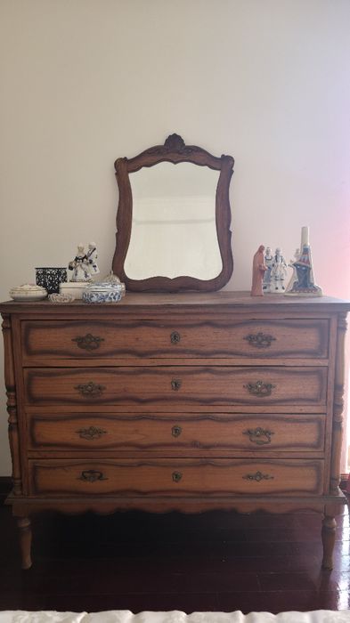 Cómoda Antiga Clássica (4 Gavetas) com Espelho Moldurado em Madeira