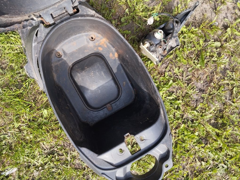Sprzedam kufer , siedzisko oraz lampy do skutera