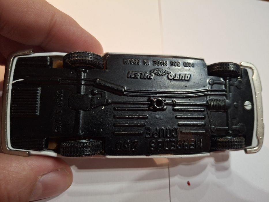 Miniatura pilen mercedes 250 coupe ambulância