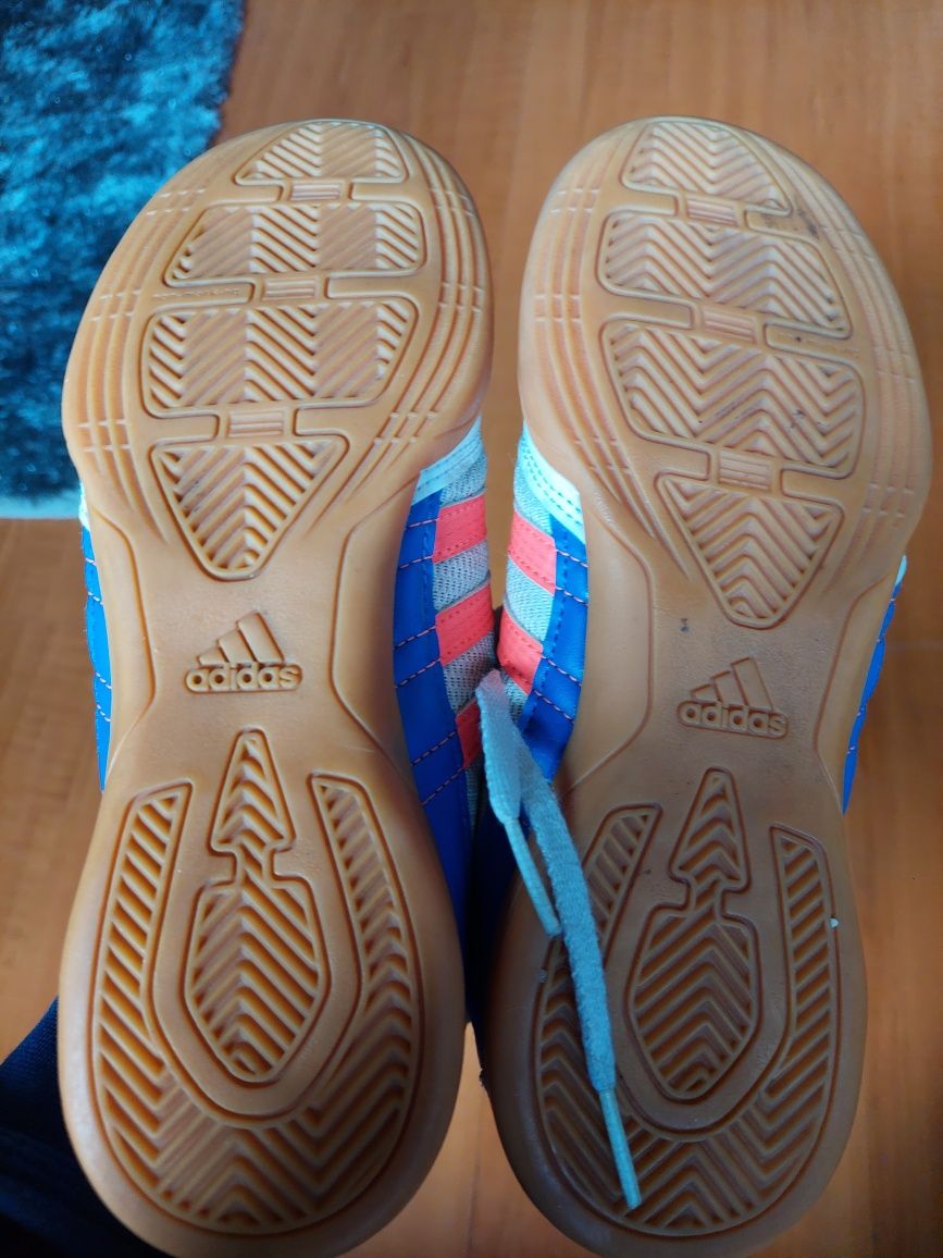 Sapatilha futsal adidas sala