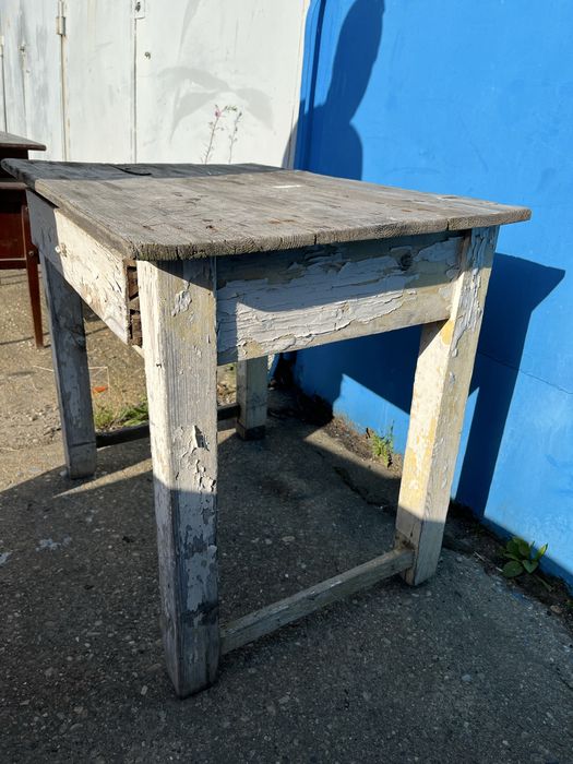 stary stolik drewaniany