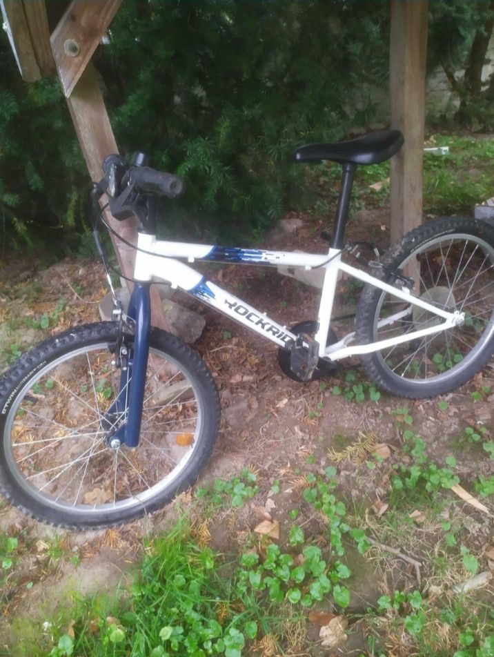 Dziecięcy biało niebieski rowerek BTWIN Decathlon