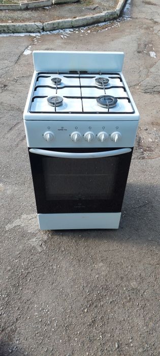 Газову плиту продаю.