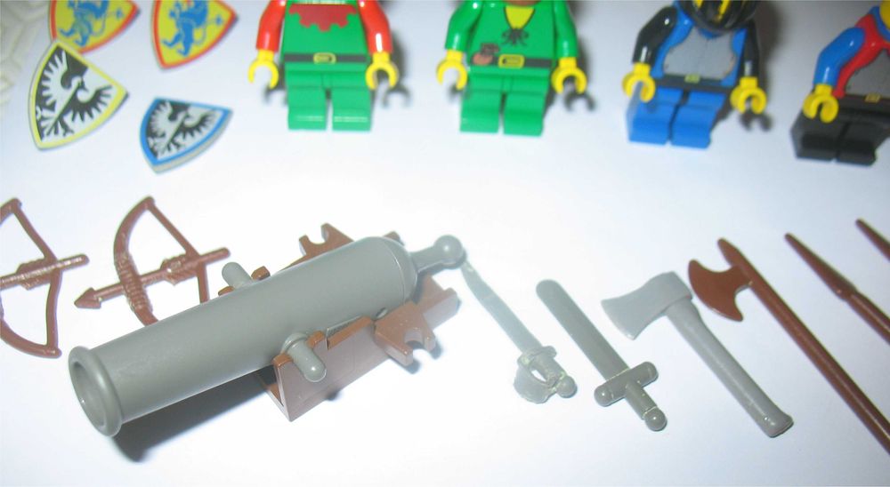 Conjunto Lego Vintage- 13 Minifiguras e vários Acessórios (Anos 80/90)