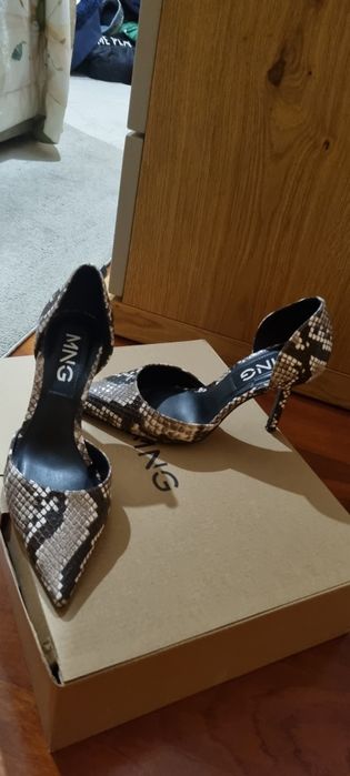 Sapatos pele de cobra castanhos e beged