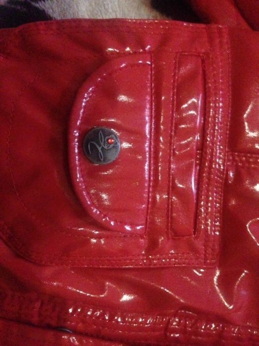 Красная  лаковая куртка