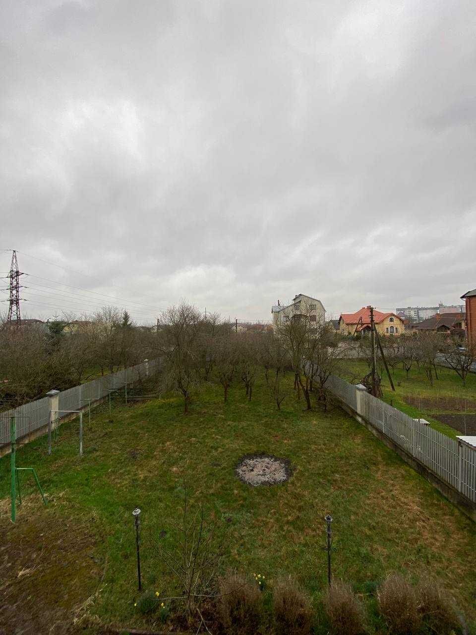 Продаж великого будинку в Микитинцях