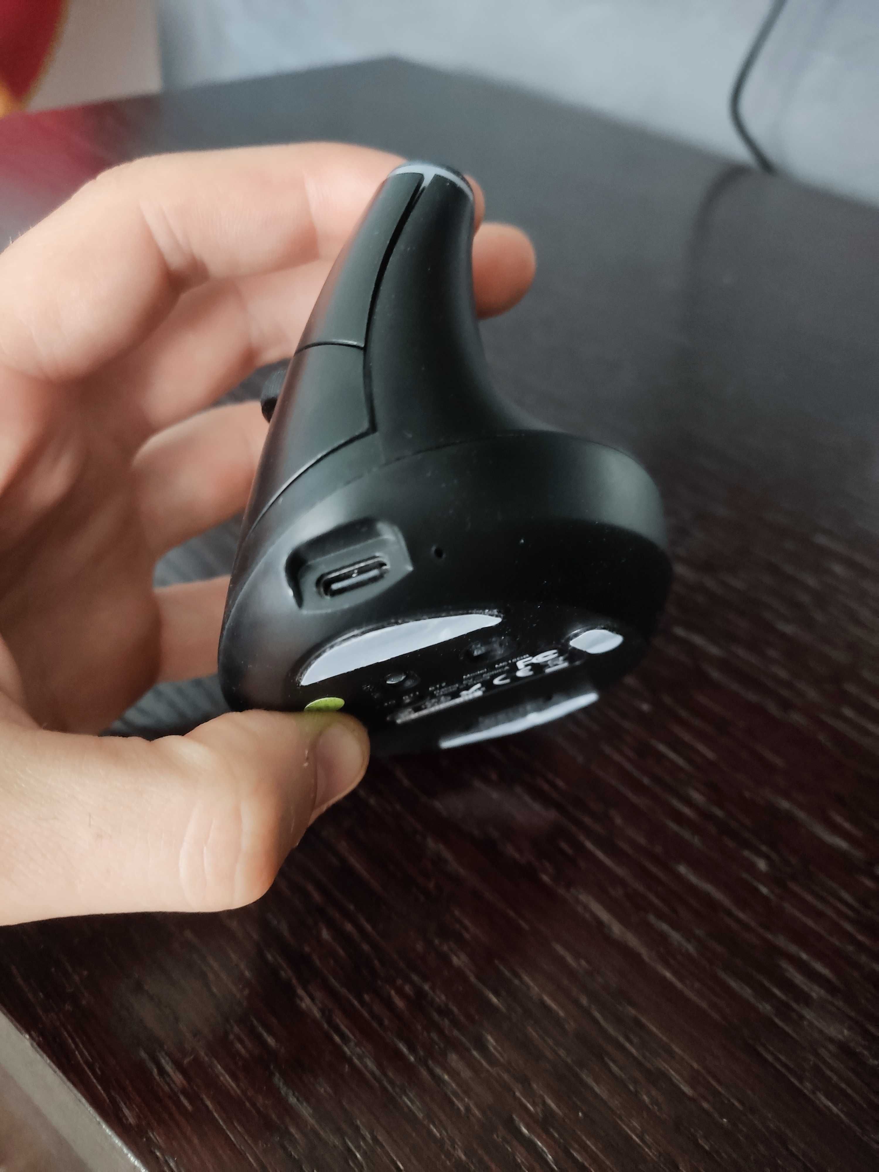 Mysz pionowa ergonomiczna Delux M618DB RGB (bezprzewodowa)