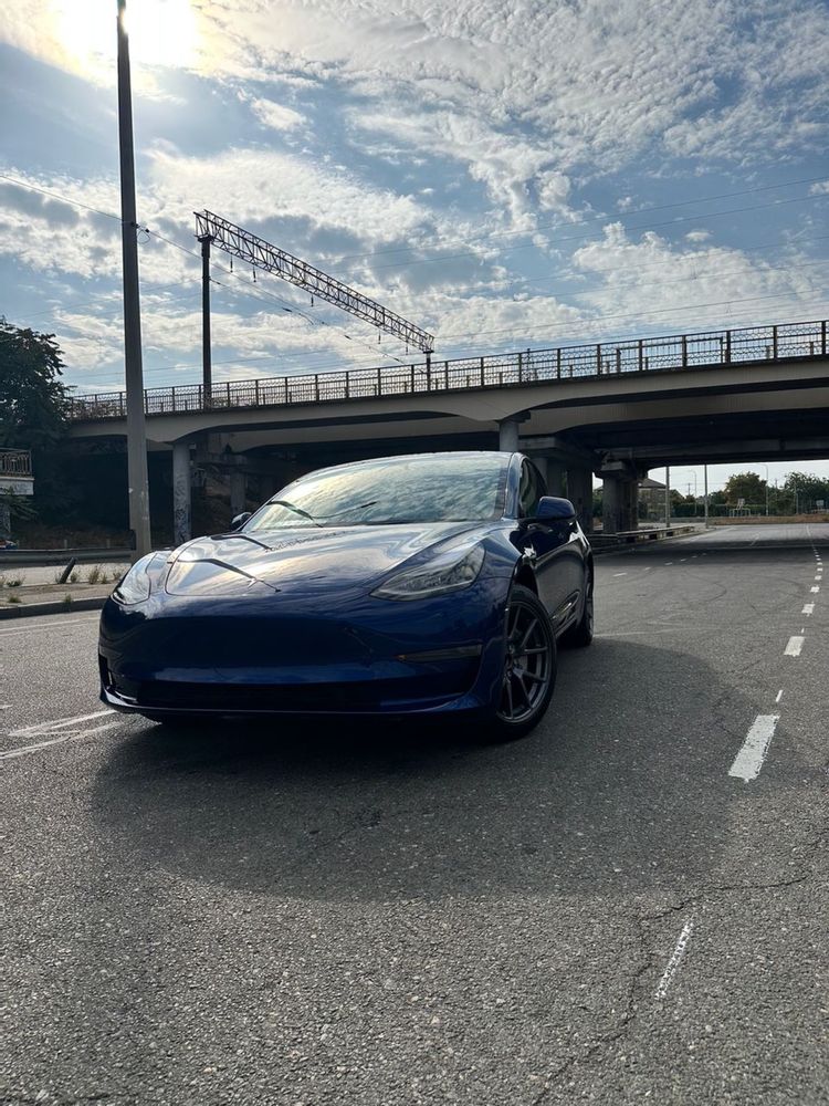 Продам tesla model 3 2023 mid range 65 KWh год не бит не крашен