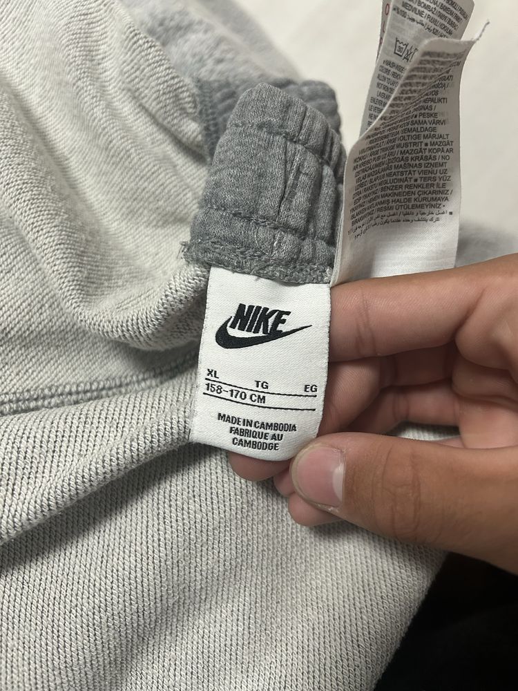 Продам оригінальні шорти Nike