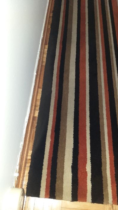 Carpete com 1,58 largura x 2,15 comp. em tons de preto,beje e laranja