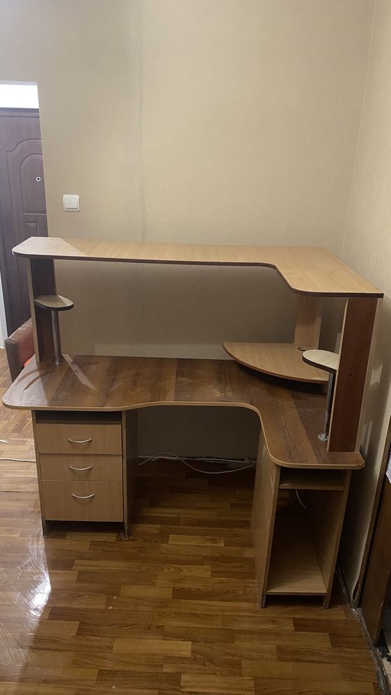 Стіл письмовий з місцем під компьютер чи ноутбук