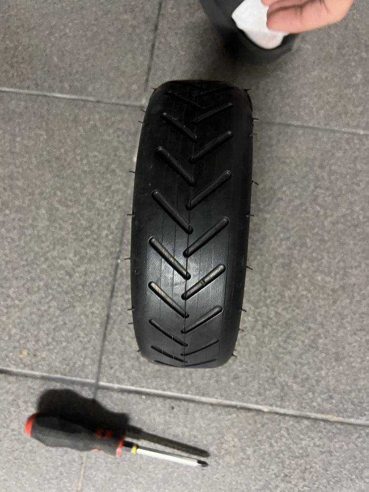 Opona 8 1/2 z dętką do hulajnogi