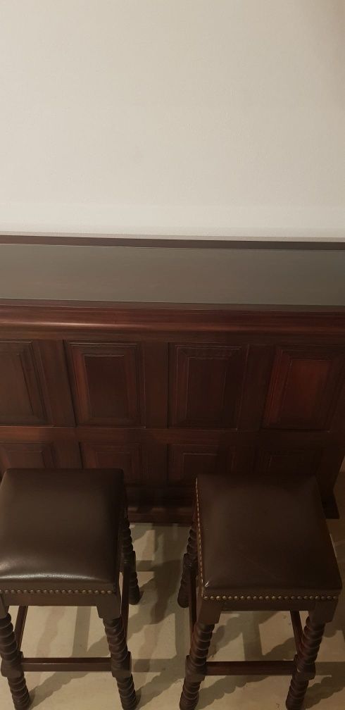 Balcão em Madeira Clássico com 2 Bancos Elegantes