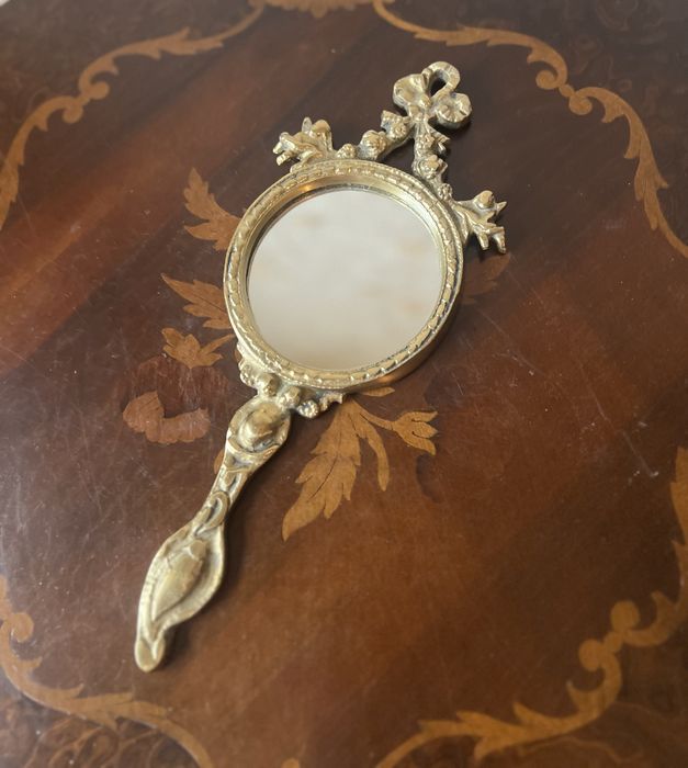 Lusterko ręczne w mosiężnej ramie