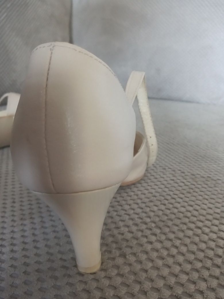 Buty szpilki ecru rozmiar 36