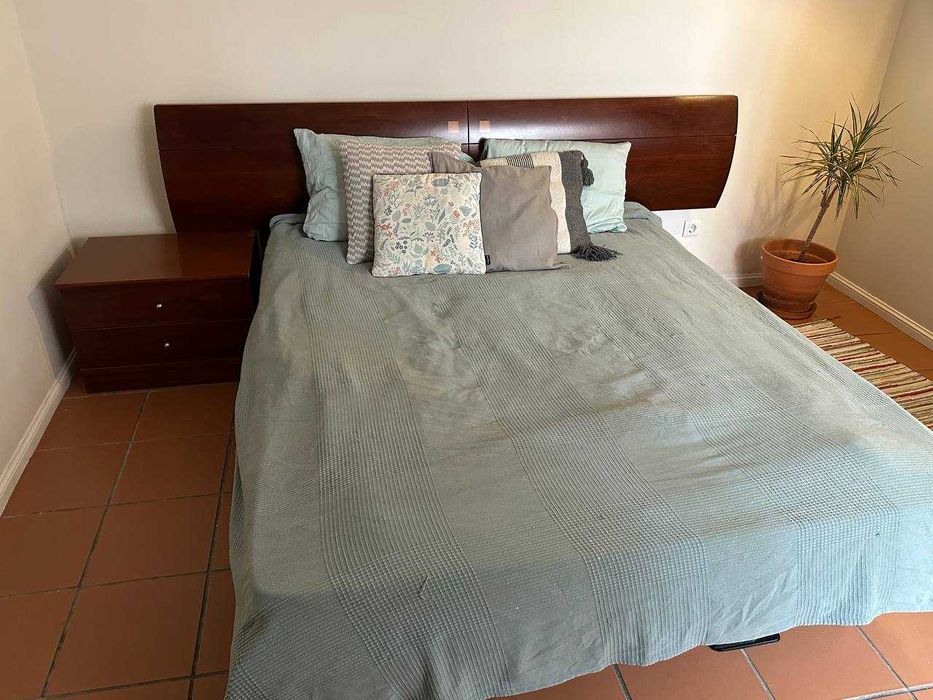Cama de madeira com 3 moveis (4 pecas total) colchao incluido na cama