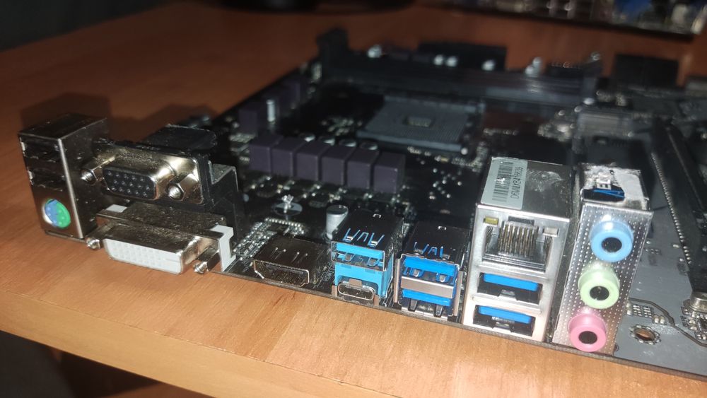 Материнська Плата AM4 ASRock B450M Pro4 (дефектна, тільки на запчасти)