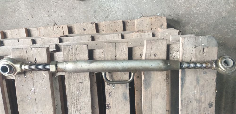 Центральний гвинт навіски трактора