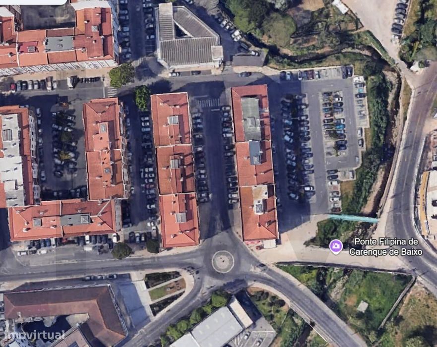 Estacionamento coberto e fechado