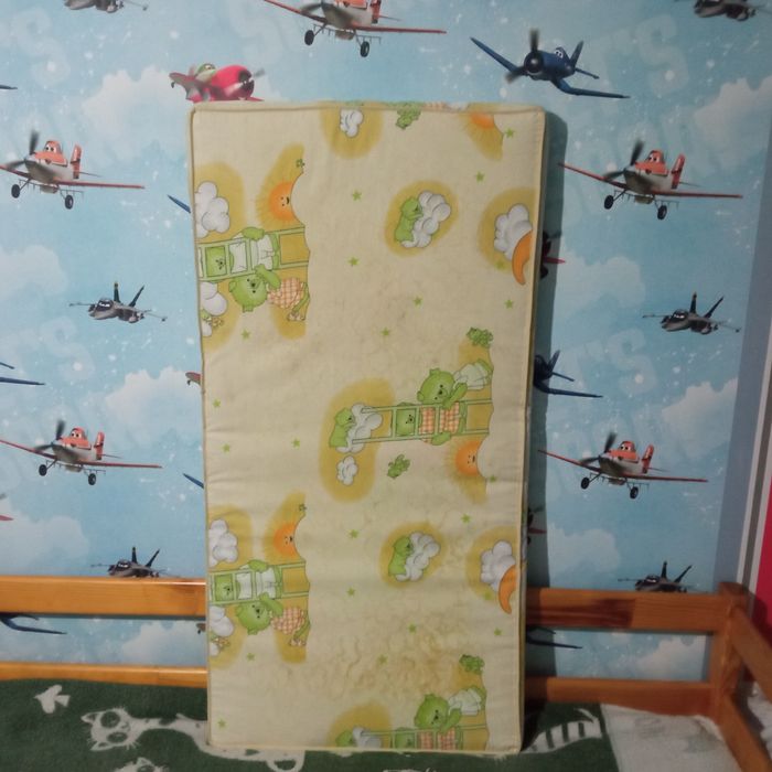 Продам дитячу краватку гойдалку з матрацом.Столик для годування в пода